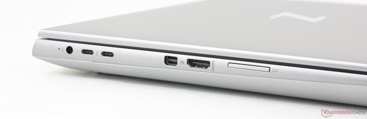 Слева: Адаптер переменного тока, 2x USB-C 3.2 Gen. 2 w/ Thunderbolt 4 + DisplayPort 1.4, mini-DisplayPort 1.4, HDMI 2.1, устройство для чтения карт памяти SD. Обратите внимание на плотно расположенные порты USB-C и адаптера переменного тока