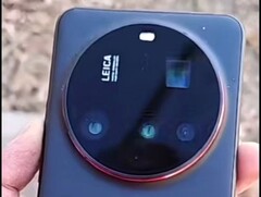 В выходные появилось короткое видео практического использования Xiaomi 15 Ultra, по крайней мере, в манекенном виде. Цвета и конфигурации также известны. (Источник изображения: X)