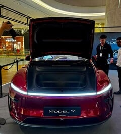 Новая Tesla Model Y в ультракрасном цвете (Источник изображения: DaltyBrewer/X)