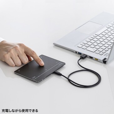 Sanwa MA-PG521GB заряжается через USB-C и может использоваться во время зарядки. (Источник: Sanwa Supply)