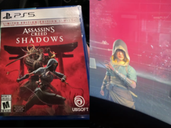 Изображение физической копии Assassin&#039;s Creed Shadows, загруженное пользователем (слева), и кадр из загруженного геймплея (справа). (Источник изображения: @DannyStevens__ на X/Twitter) 