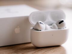 ожидается, что в iOS 19 появится поддержка живого перевода для AirPods Pro. (Источник изображения: David Levêque - Unsplash)