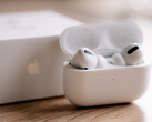 ожидается, что в iOS 19 появится поддержка живого перевода для AirPods Pro. (Источник изображения: David Levêque - Unsplash)