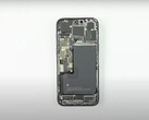 серия iPhone 16 Pro будет отличаться более емкими аккумуляторами. (Источник изображения: iFixit с YouTube)