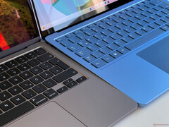 MacBook Air 13 M3 (слева) против Surface Laptop 13 (справа)