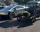 Кибергрузовик рядом с автомобилем Ford Model T (Источник изображения: COO/FB)