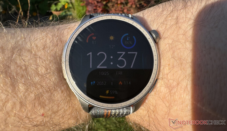 Дисплей Amazfit Balance легко читается и на солнце