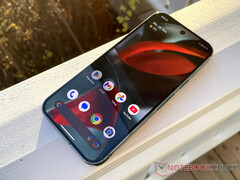 Pixel 9 Pro - одно из дюжины устройств Pixel, имеющих право на обновление AP4A.250205.002 от Google. (Источник изображения: Notebookcheck)