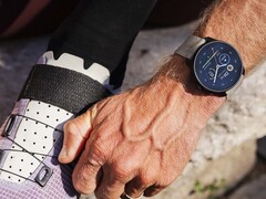 Новая титановая версия оригинальных часов Suunto Race S (вверху) скоро появится в продаже. (Источник изображения: Suunto)