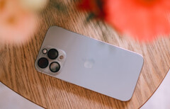 После обновления до iOS 18 iPhone 15 Pro может работать немного медленнее в некоторых задачах. (Источник изображения: Swello - Unsplash)