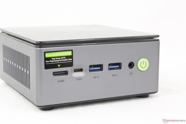 OcuLink, USB4 (40 Гбит/с) w/ DisplayPort + Power Delivery, 2x USB-A 3.0, гарнитура 3,5 мм, кнопка питания