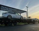 Cybertruck буксирует сделанную в США Model Y (Источник изображения: TeslaNewsWire/X)