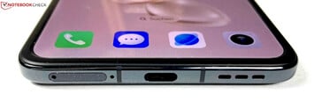 Снизу: dual-SIM, микрофон, USB-C 2.0, динамик