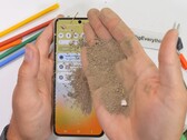 Складные устройства Samsung всегда боролись с грязью и мусором, попадающими в экран и шарнир. (Источник изображения: JerryRigEverything)