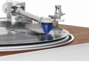 Тонарм из углеродного волокна и картридж Ortofon 2M Blue (Источник изображения: Victrola)