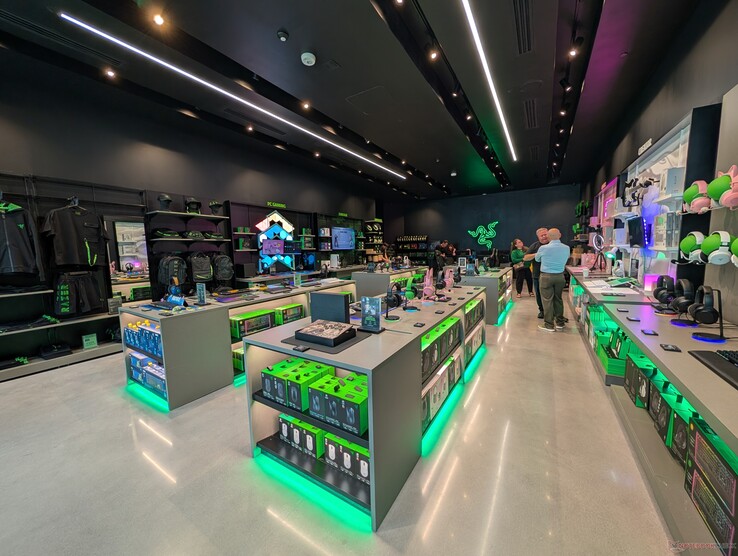 RazerStore в Санта-Кларе за час до торжественного открытия