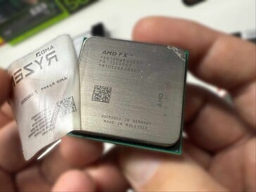 Изображение, показывающее наклейку, снятую с поддельного Ryzen 7 9800X3D. (Источник изображения: Hardware Busters)