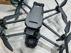 Mavic 4 Pro ниже своего предшественника для сравнения размеров. (Источник изображения: via Jasper Ellens)