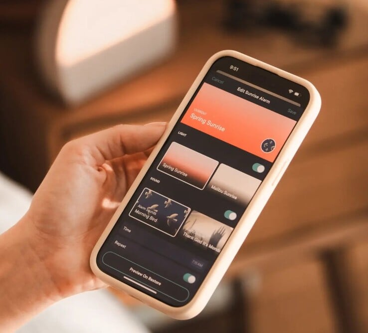 Приложение Restore 2 для смартфонов позволяет пользователям выбрать свет для пробуждения по своему усмотрению, а также звуки сна, включая запись ASMR KFC Rain. (Источник изображения: Hatch)