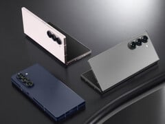 Модель Galaxy Z Fold6, на фото, оснащена складным дисплеем с диагональю 7,6 дюйма. (Источник изображения: Samsung)