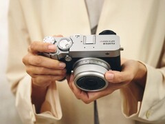 Fujifilm GFX100RF - это 102 МП среднеформатная матрица в компактном корпусе. (Источник изображения: Fujifilm)