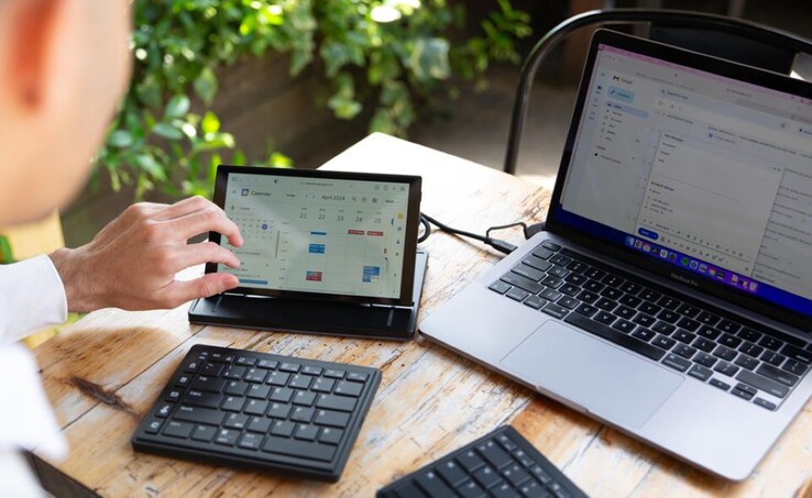 Все три части монитора Tetra Keyboard можно разместить в любом месте стола для комфортного использования. (Источник изображения: Tetra Keyboard на Kibidango)